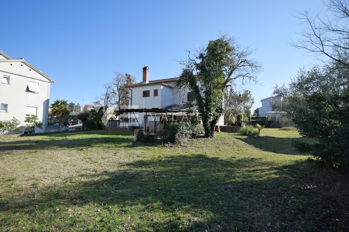 VECCHIA CASA INDIPENDENTE CON AMPIO GIARDINO VICINO AL MARE