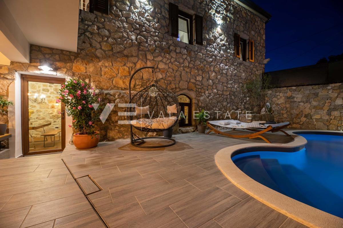 VILLA IN PIETRA CON PISCINA