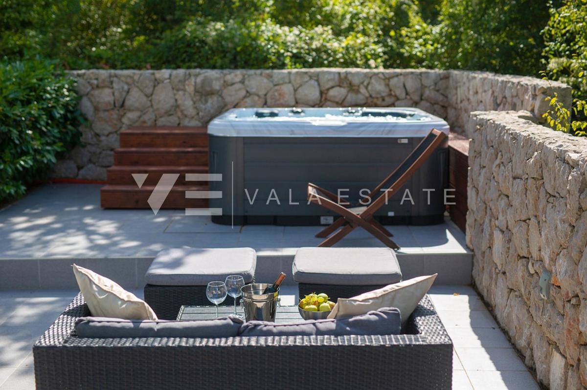 VILLA MEDITERRANEA CON PISCINA AI BORDI DELLA ZONA VERDE