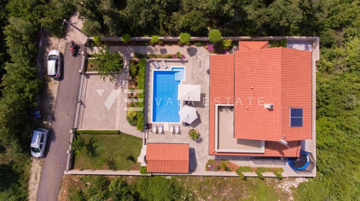 VILLA MEDITERRANEA CON PISCINA AI BORDI DELLA ZONA VERDE