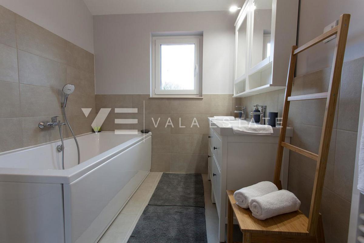 VILLA MEDITERRANEA CON PISCINA AI BORDI DELLA ZONA VERDE