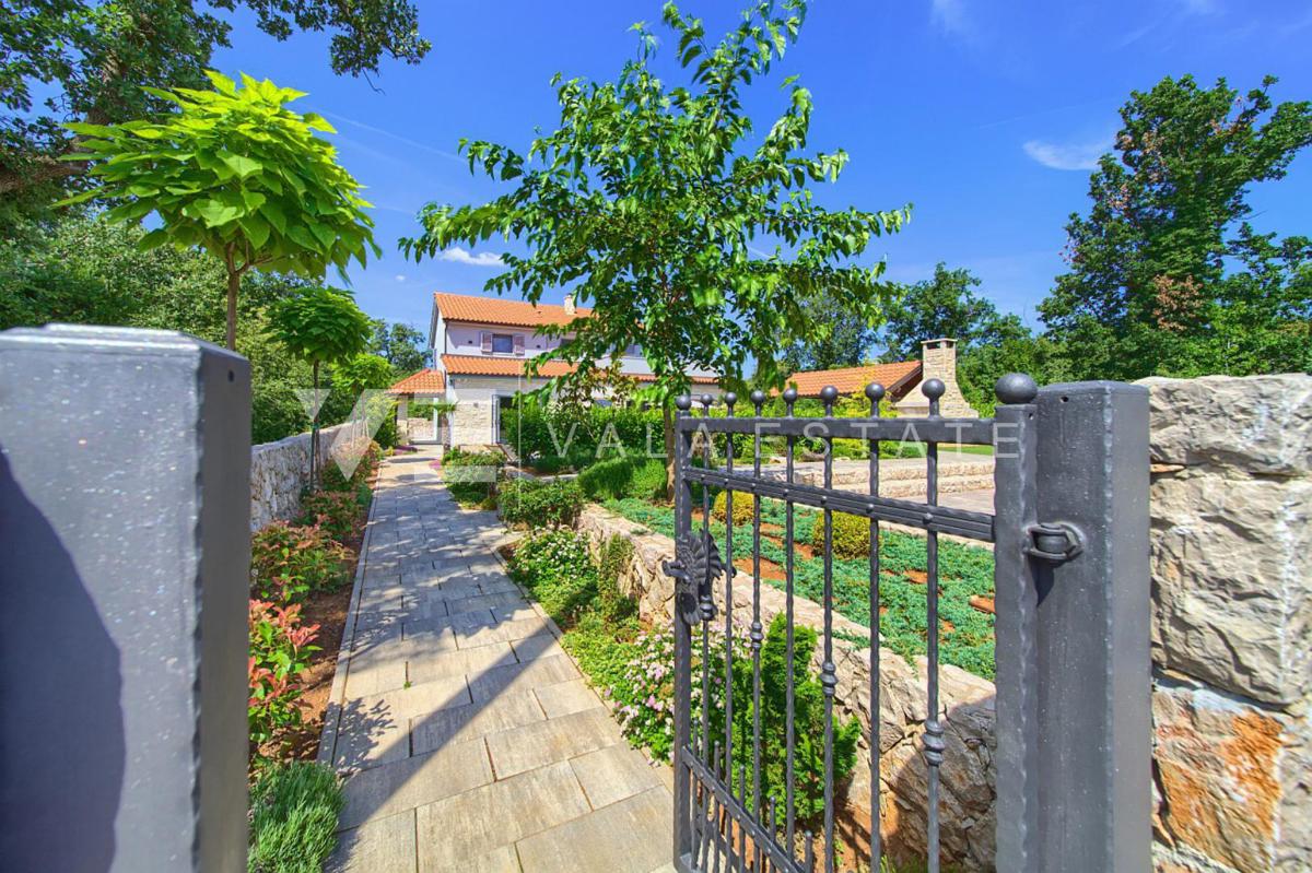 VILLA MEDITERRANEA CON PISCINA AI BORDI DELLA ZONA VERDE