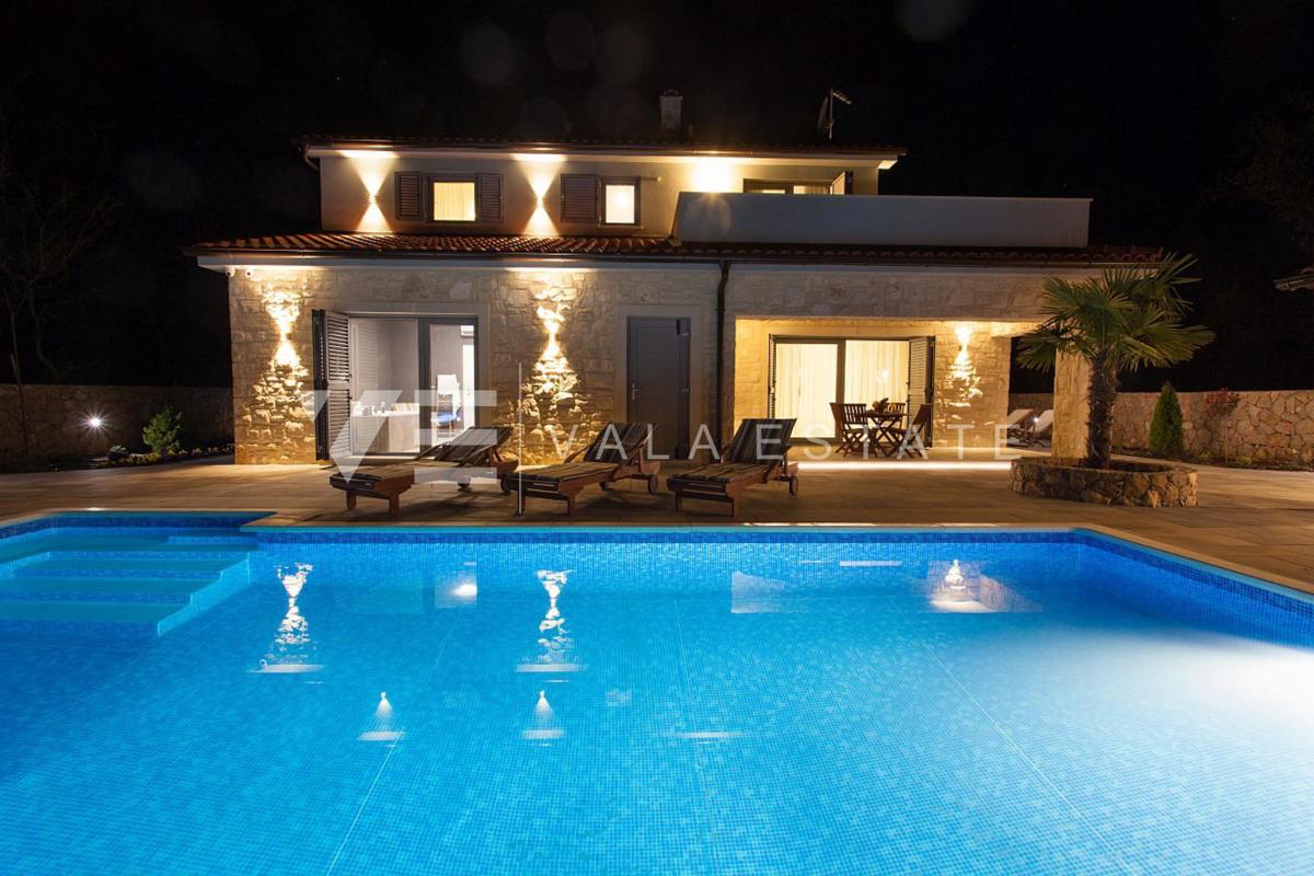 VILLA MEDITERRANEA CON PISCINA AI BORDI DELLA ZONA VERDE