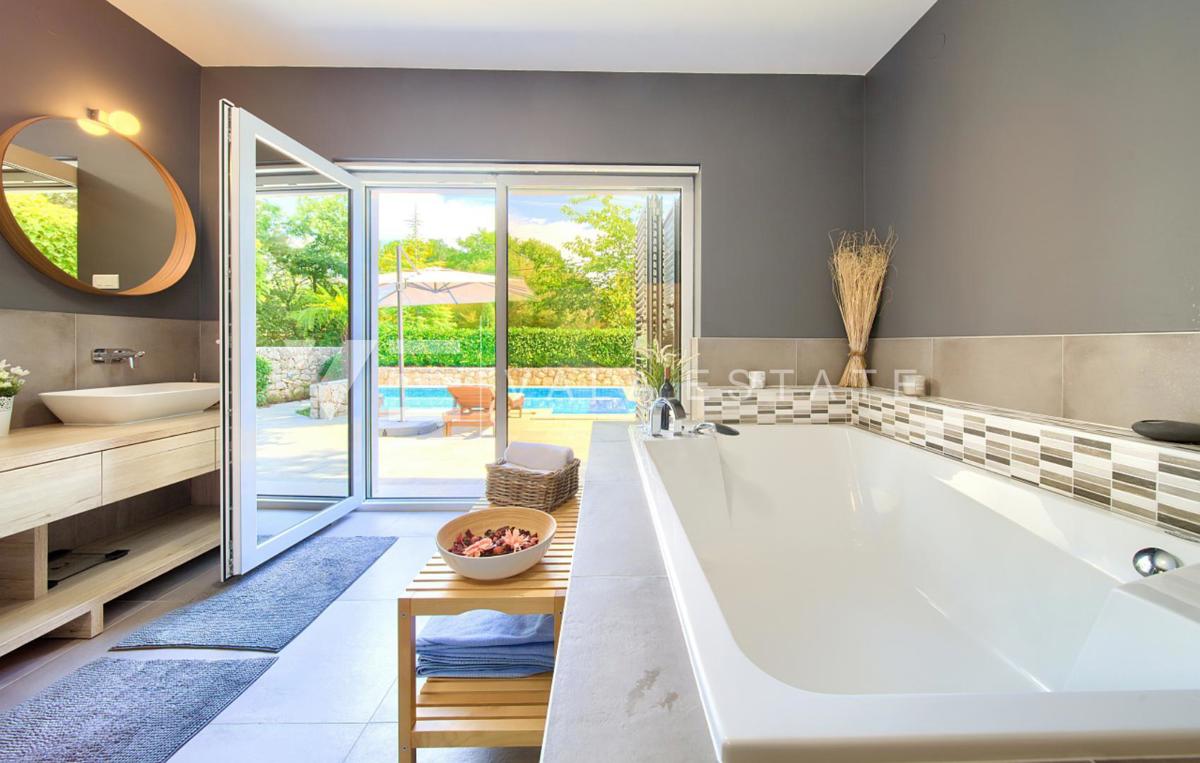 VILLA MEDITERRANEA CON PISCINA AI BORDI DELLA ZONA VERDE