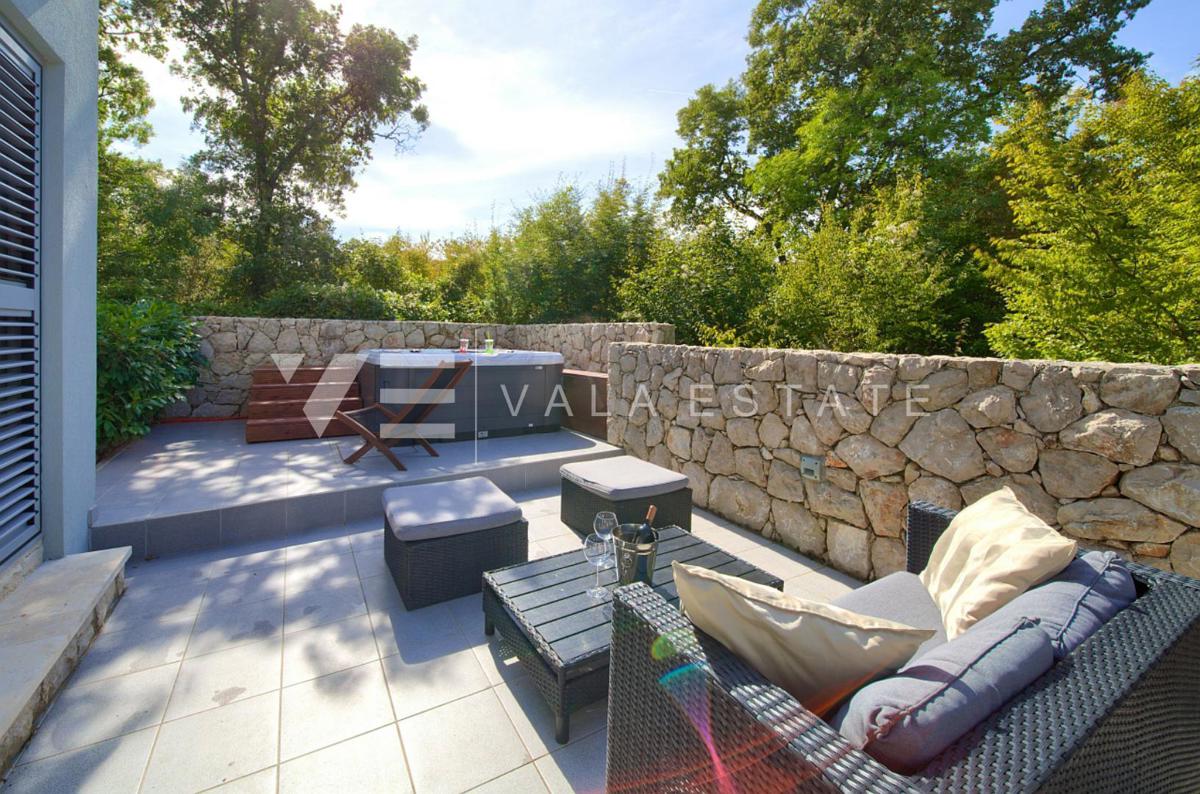 VILLA MEDITERRANEA CON PISCINA AI BORDI DELLA ZONA VERDE