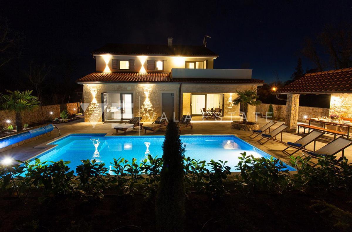 VILLA MEDITERRANEA CON PISCINA AI BORDI DELLA ZONA VERDE