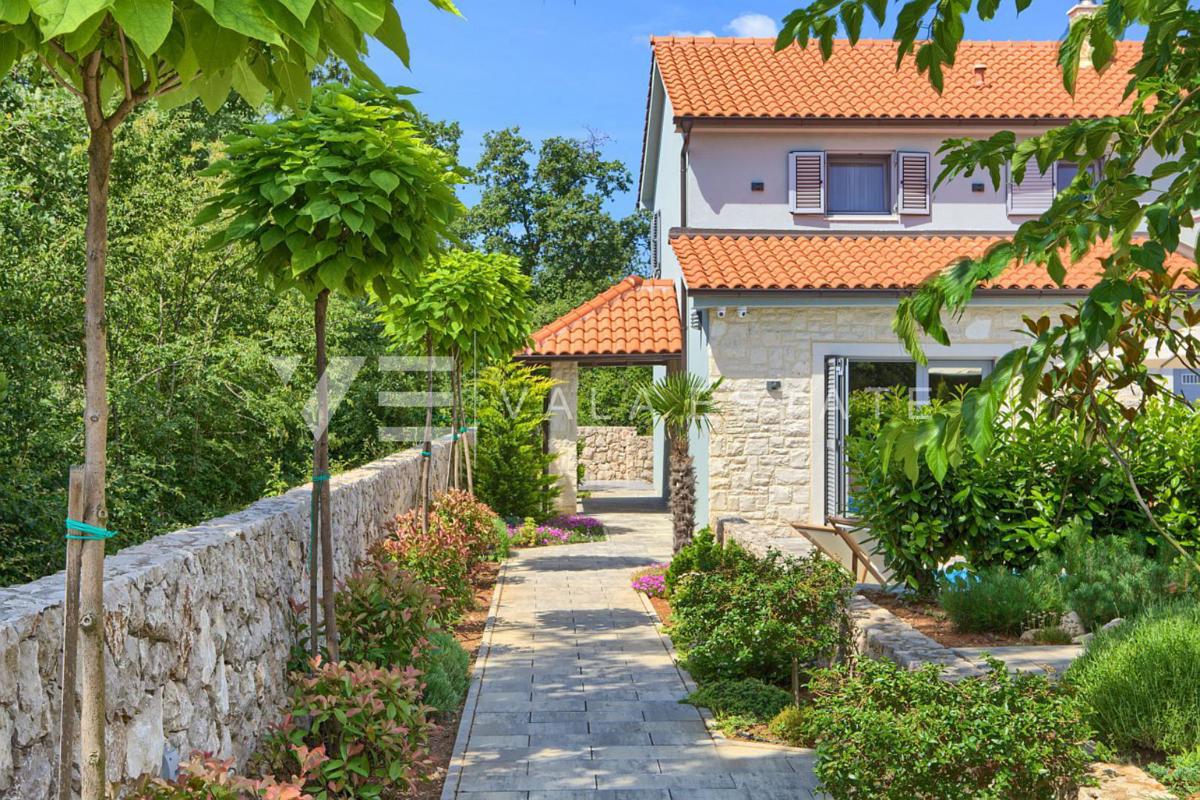 VILLA MEDITERRANEA CON PISCINA AI BORDI DELLA ZONA VERDE
