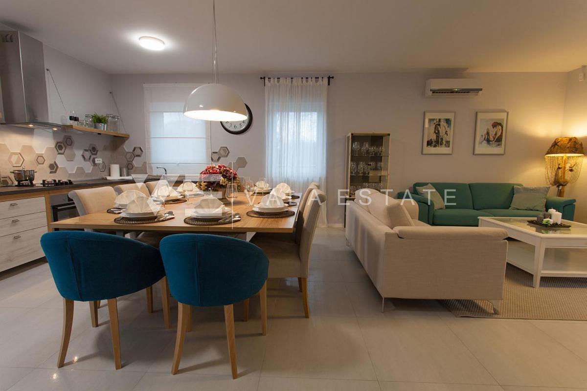 VILLA MEDITERRANEA CON PISCINA AI BORDI DELLA ZONA VERDE