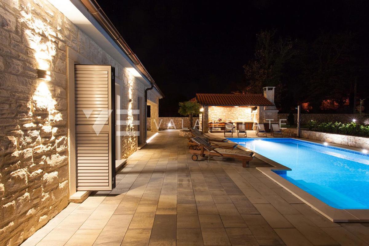 VILLA MEDITERRANEA CON PISCINA AI BORDI DELLA ZONA VERDE