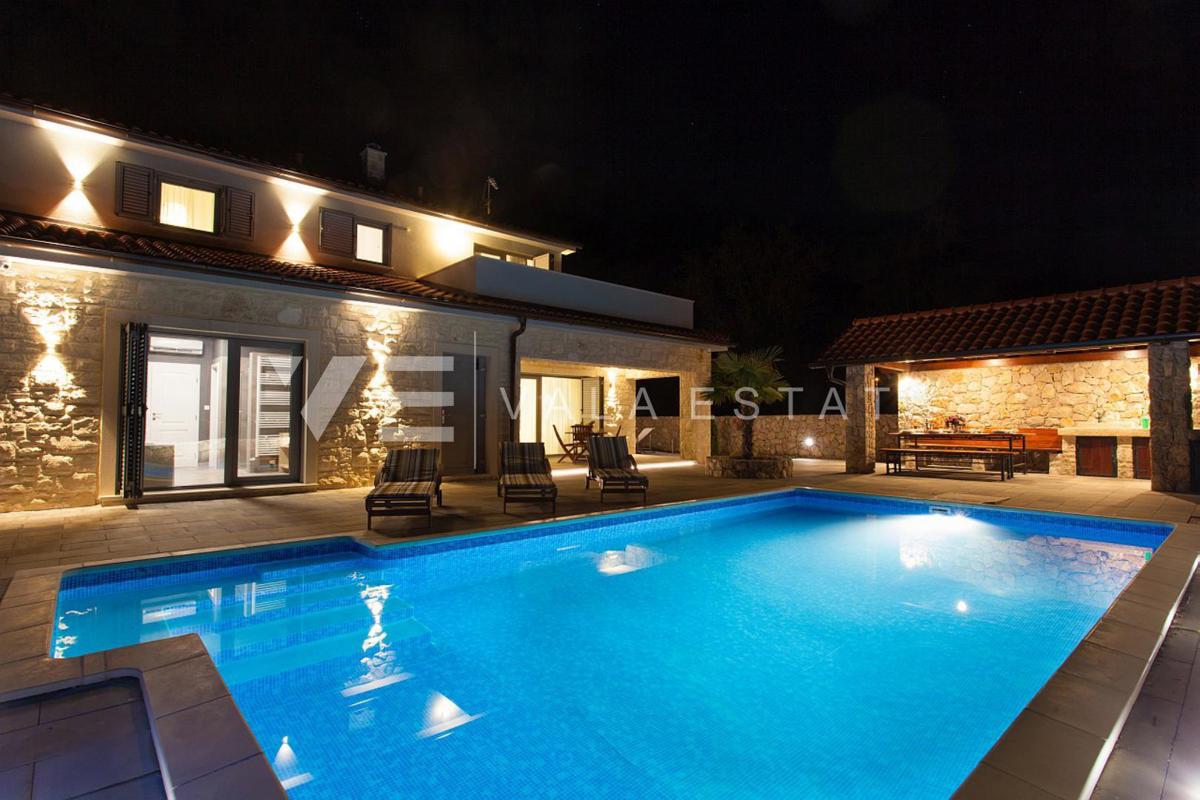 VILLA MEDITERRANEA CON PISCINA AI BORDI DELLA ZONA VERDE