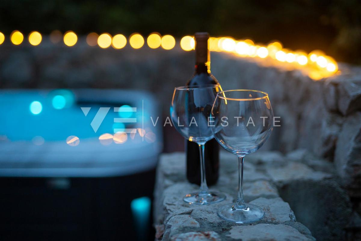 VILLA MEDITERRANEA CON PISCINA AI BORDI DELLA ZONA VERDE