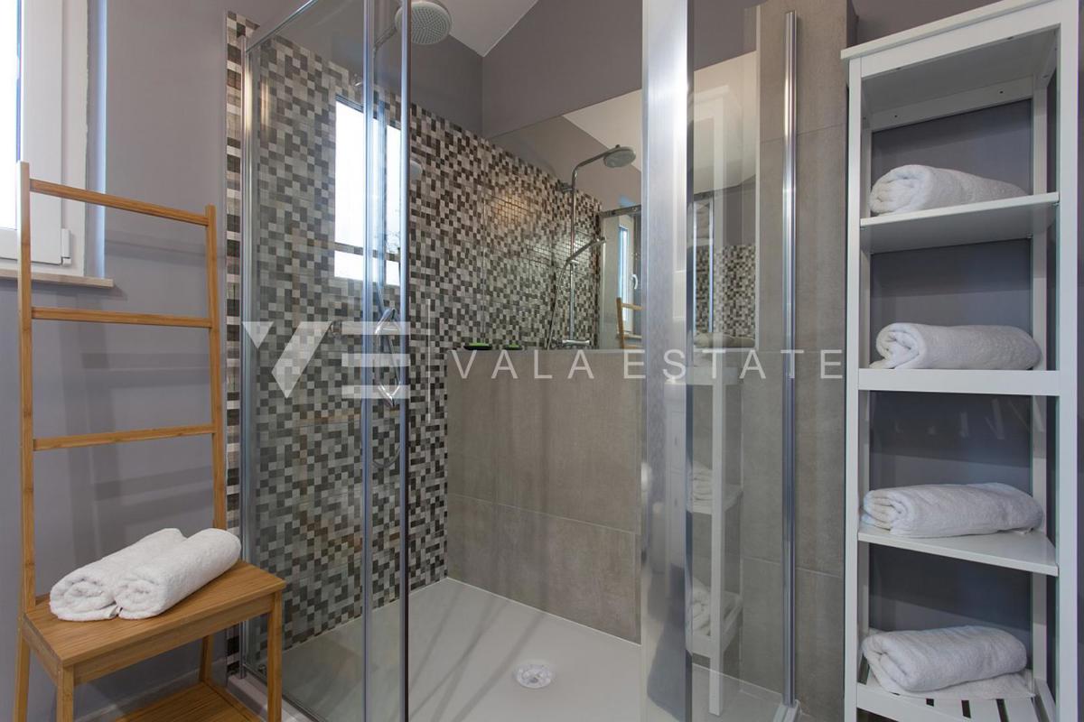 VILLA MEDITERRANEA CON PISCINA AI BORDI DELLA ZONA VERDE