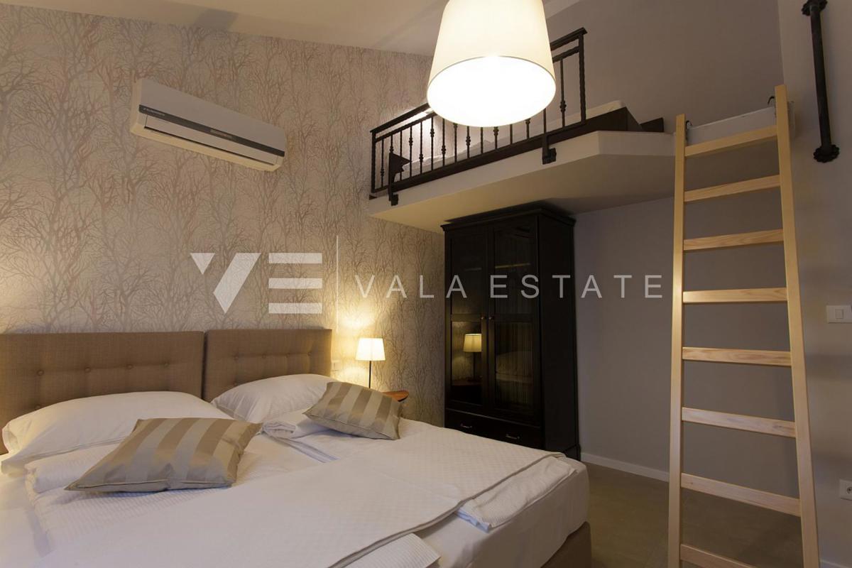 VILLA MEDITERRANEA CON PISCINA AI BORDI DELLA ZONA VERDE
