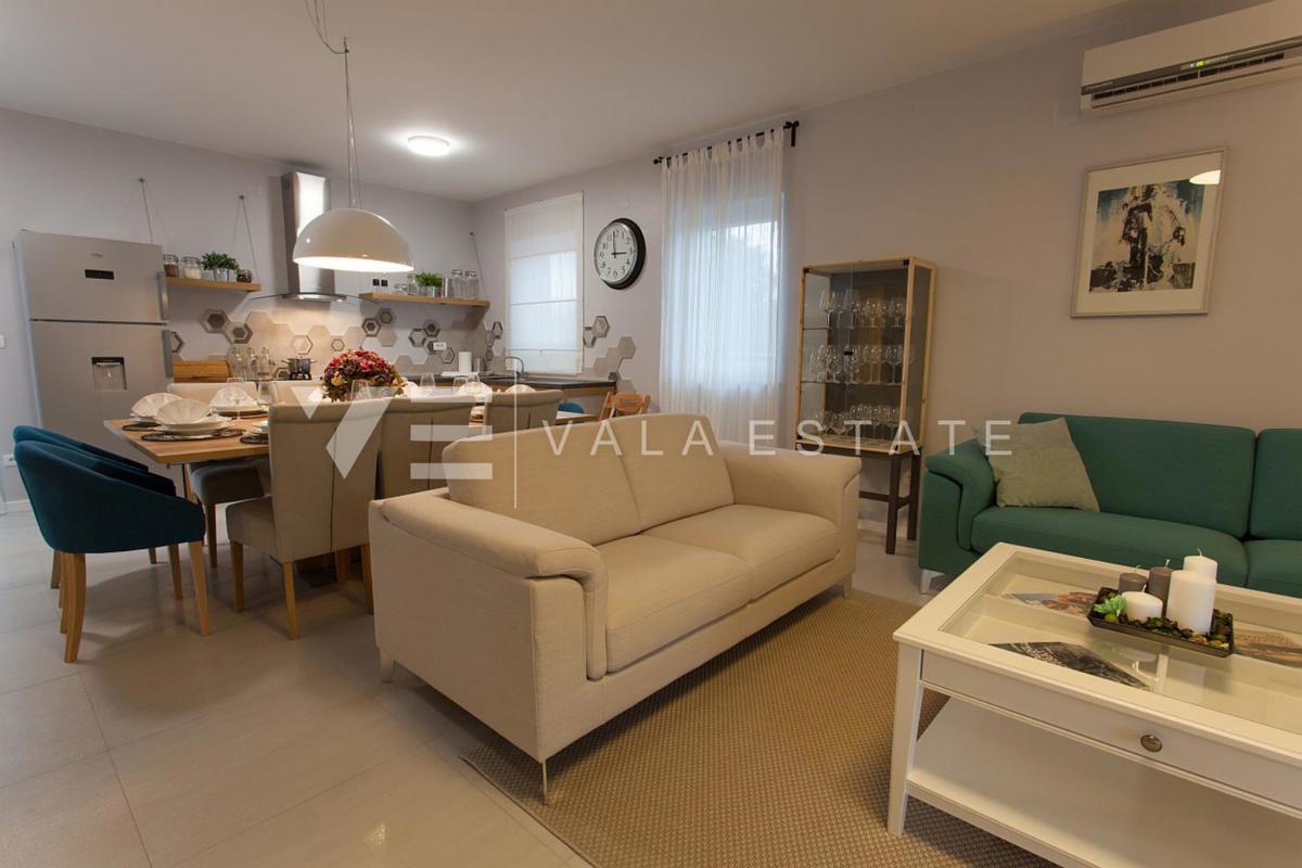 VILLA MEDITERRANEA CON PISCINA AI BORDI DELLA ZONA VERDE