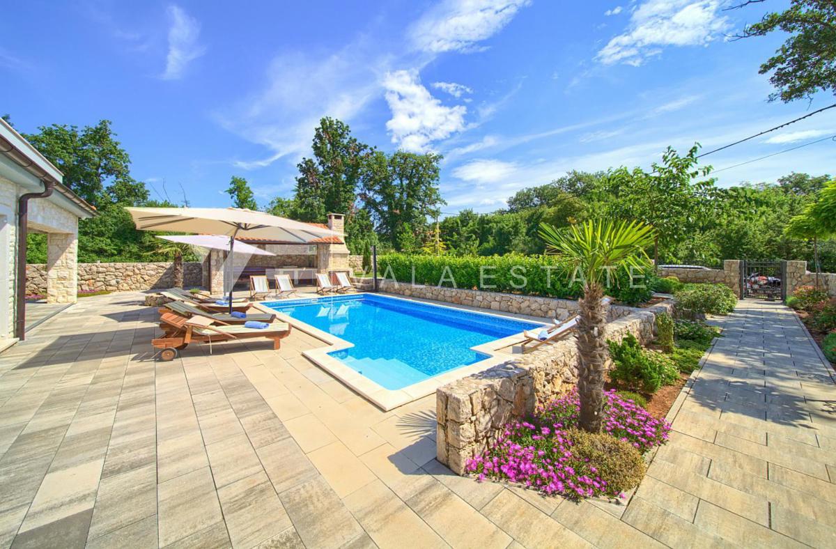 VILLA MEDITERRANEA CON PISCINA AI BORDI DELLA ZONA VERDE