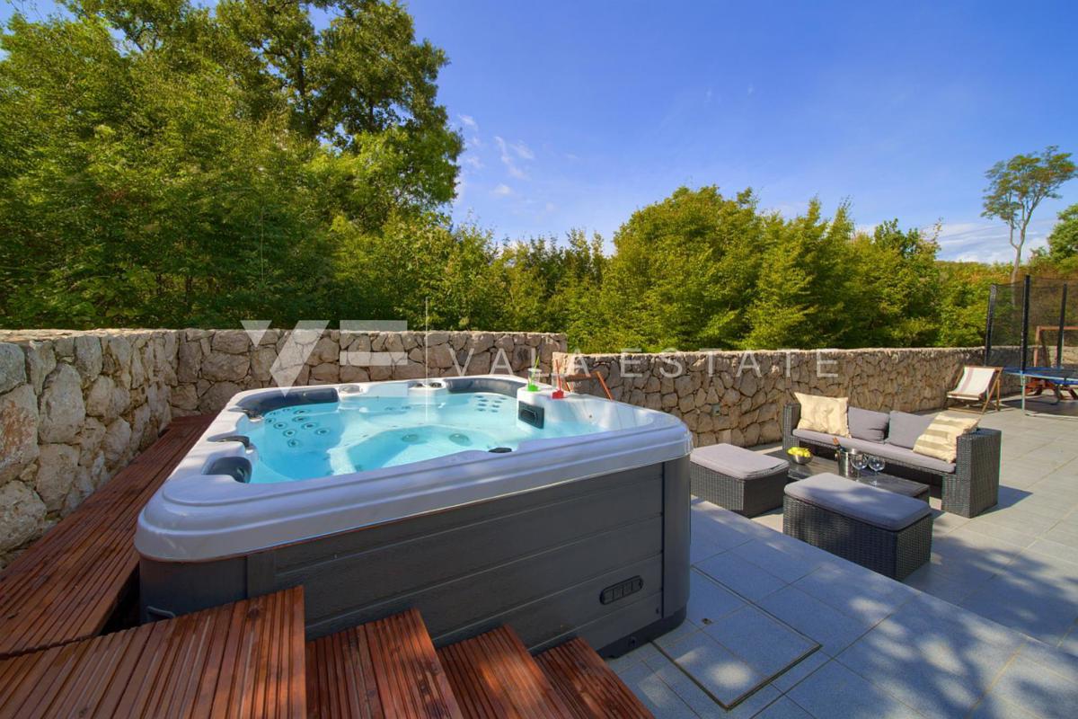 VILLA MEDITERRANEA CON PISCINA AI BORDI DELLA ZONA VERDE