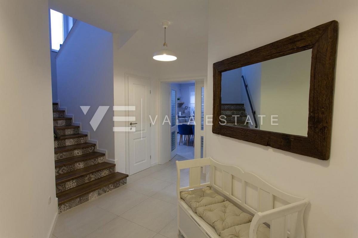 VILLA MEDITERRANEA CON PISCINA AI BORDI DELLA ZONA VERDE