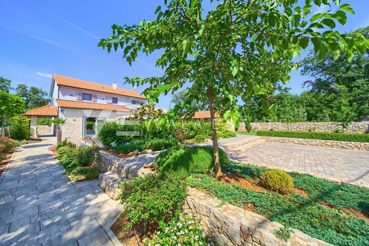 VILLA MEDITERRANEA CON PISCINA AI BORDI DELLA ZONA VERDE