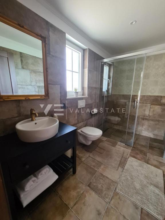 VILLA INDIPENDENTE IN PIETRA CON AMPIO GIARDINO E PISCINA