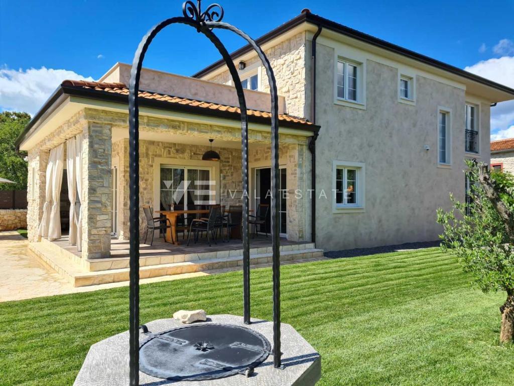 VILLA INDIPENDENTE IN PIETRA CON AMPIO GIARDINO E PISCINA