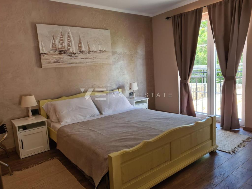 VILLA INDIPENDENTE IN PIETRA CON AMPIO GIARDINO E PISCINA