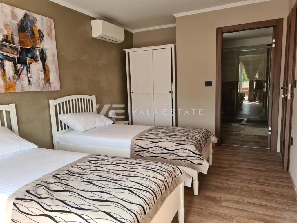 VILLA INDIPENDENTE IN PIETRA CON AMPIO GIARDINO E PISCINA