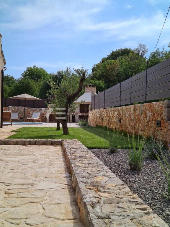 VILLA INDIPENDENTE IN PIETRA CON AMPIO GIARDINO E PISCINA