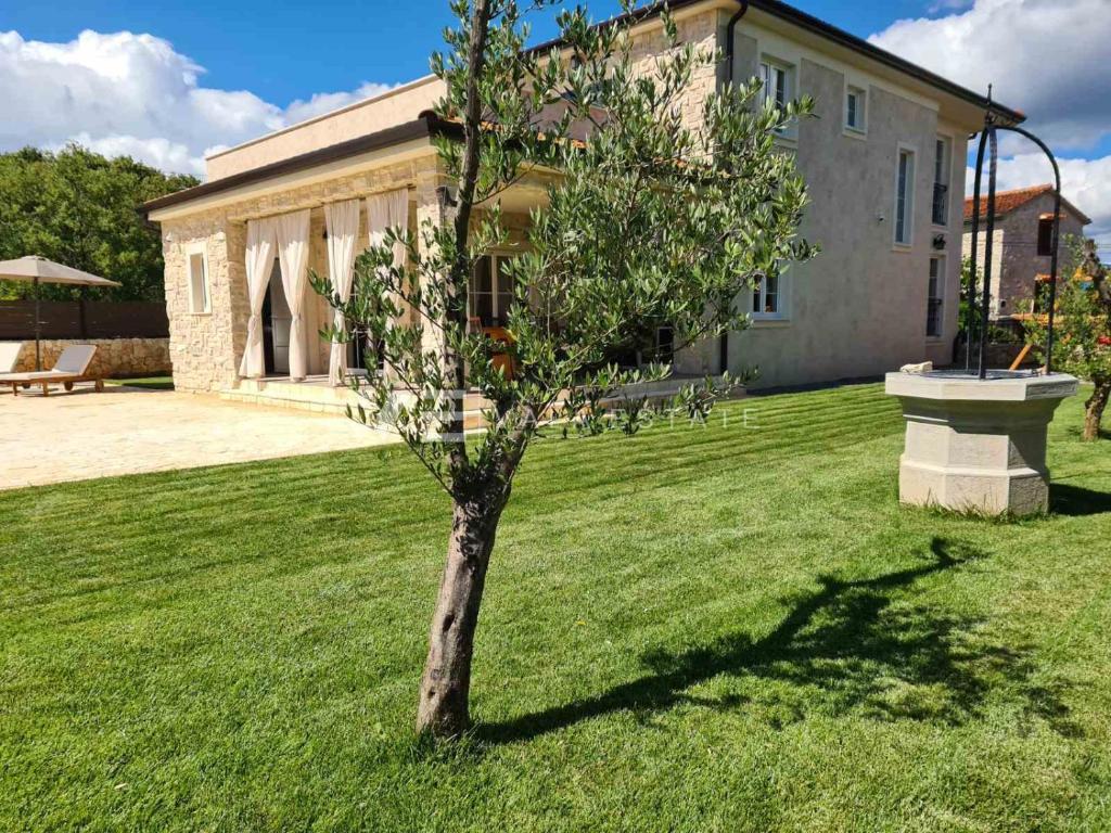 VILLA INDIPENDENTE IN PIETRA CON AMPIO GIARDINO E PISCINA
