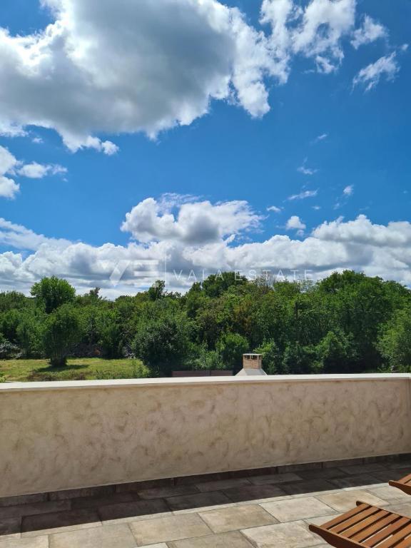 VILLA INDIPENDENTE IN PIETRA CON AMPIO GIARDINO E PISCINA