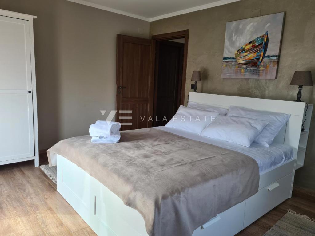 VILLA INDIPENDENTE IN PIETRA CON AMPIO GIARDINO E PISCINA