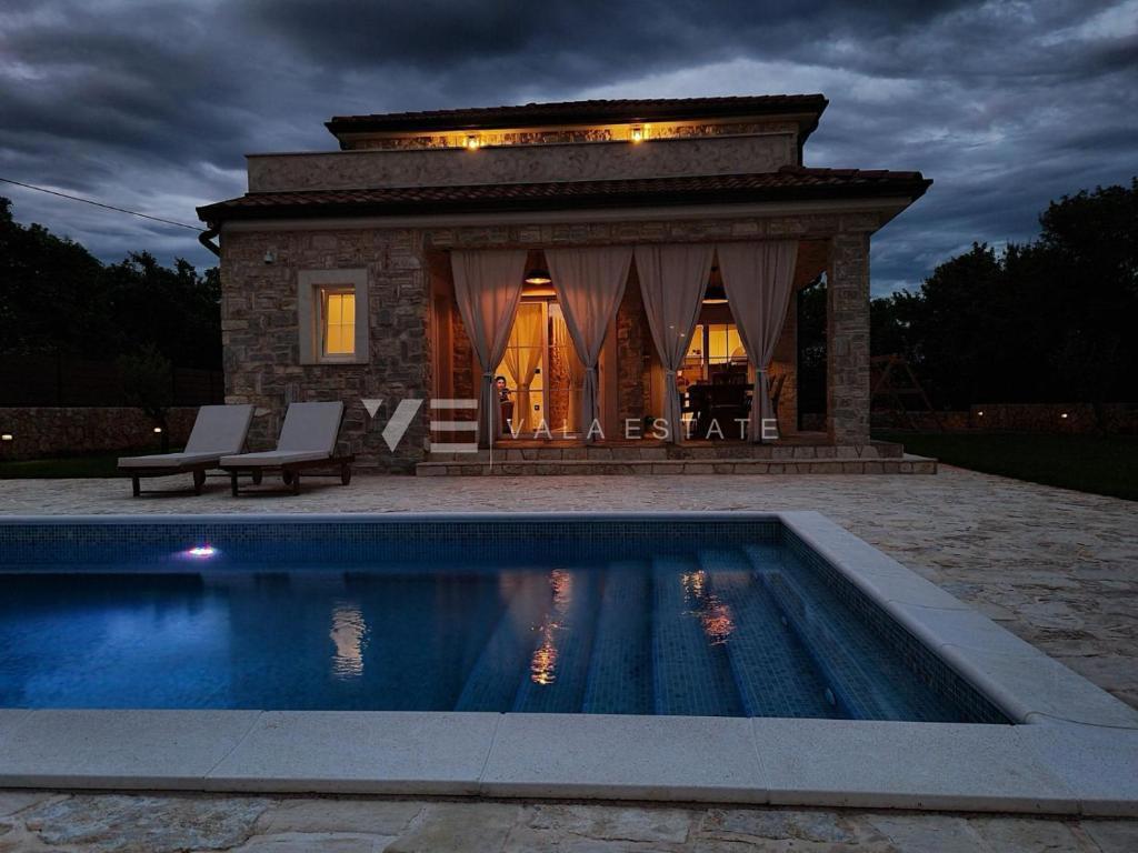 VILLA INDIPENDENTE IN PIETRA CON AMPIO GIARDINO E PISCINA