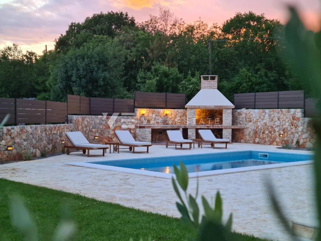 VILLA INDIPENDENTE IN PIETRA CON AMPIO GIARDINO E PISCINA