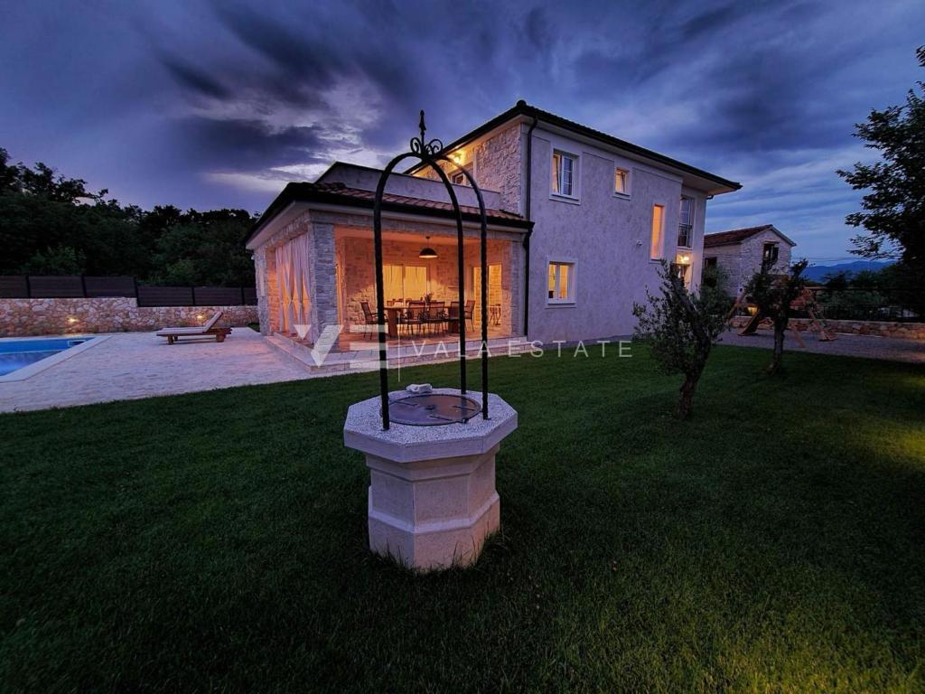 VILLA INDIPENDENTE IN PIETRA CON AMPIO GIARDINO E PISCINA