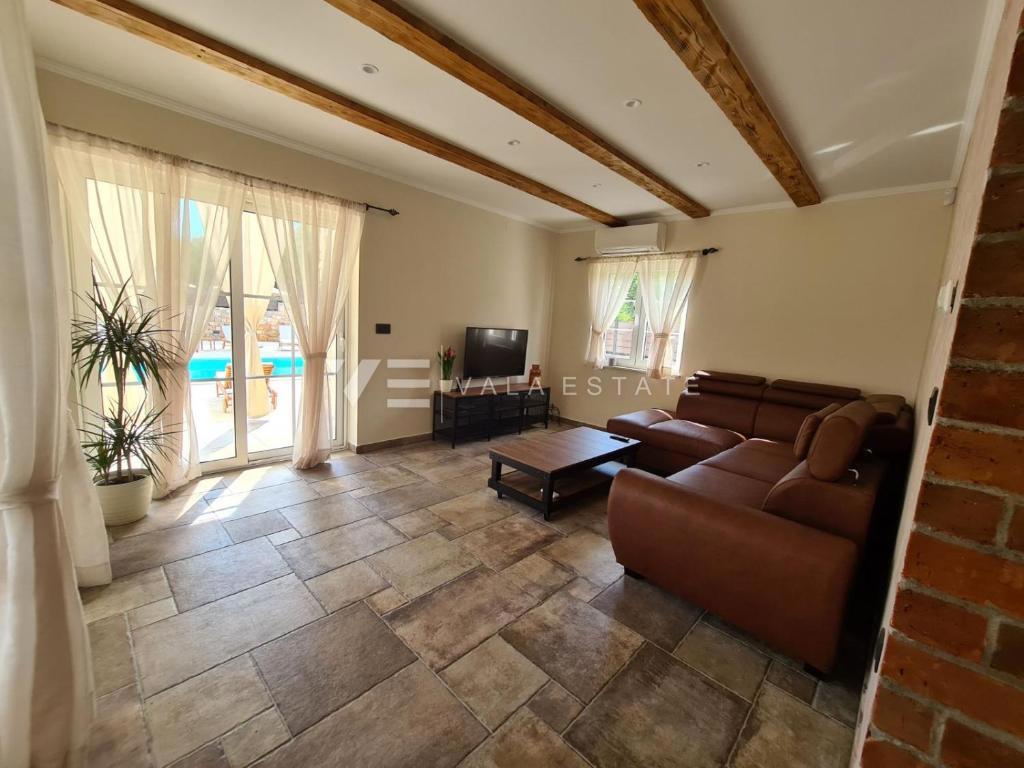 VILLA INDIPENDENTE IN PIETRA CON AMPIO GIARDINO E PISCINA