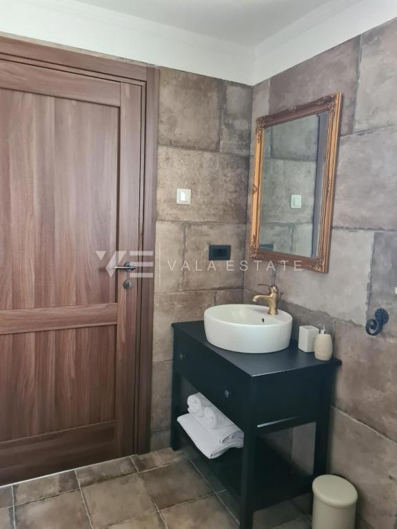VILLA INDIPENDENTE IN PIETRA CON AMPIO GIARDINO E PISCINA