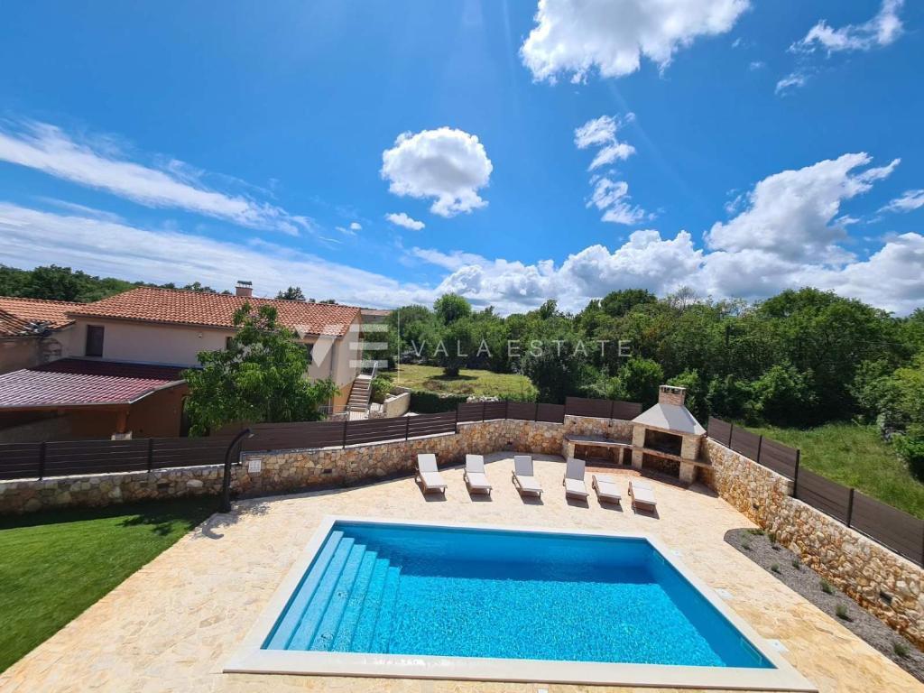 VILLA INDIPENDENTE IN PIETRA CON AMPIO GIARDINO E PISCINA