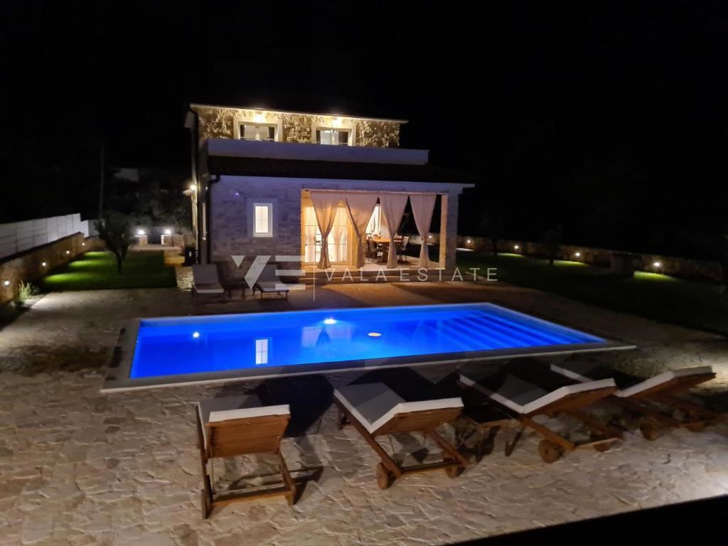 VILLA INDIPENDENTE IN PIETRA CON AMPIO GIARDINO E PISCINA
