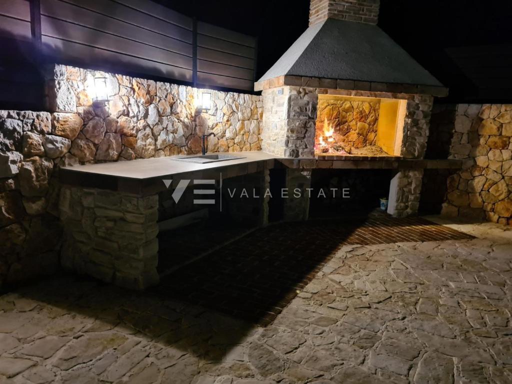VILLA INDIPENDENTE IN PIETRA CON AMPIO GIARDINO E PISCINA