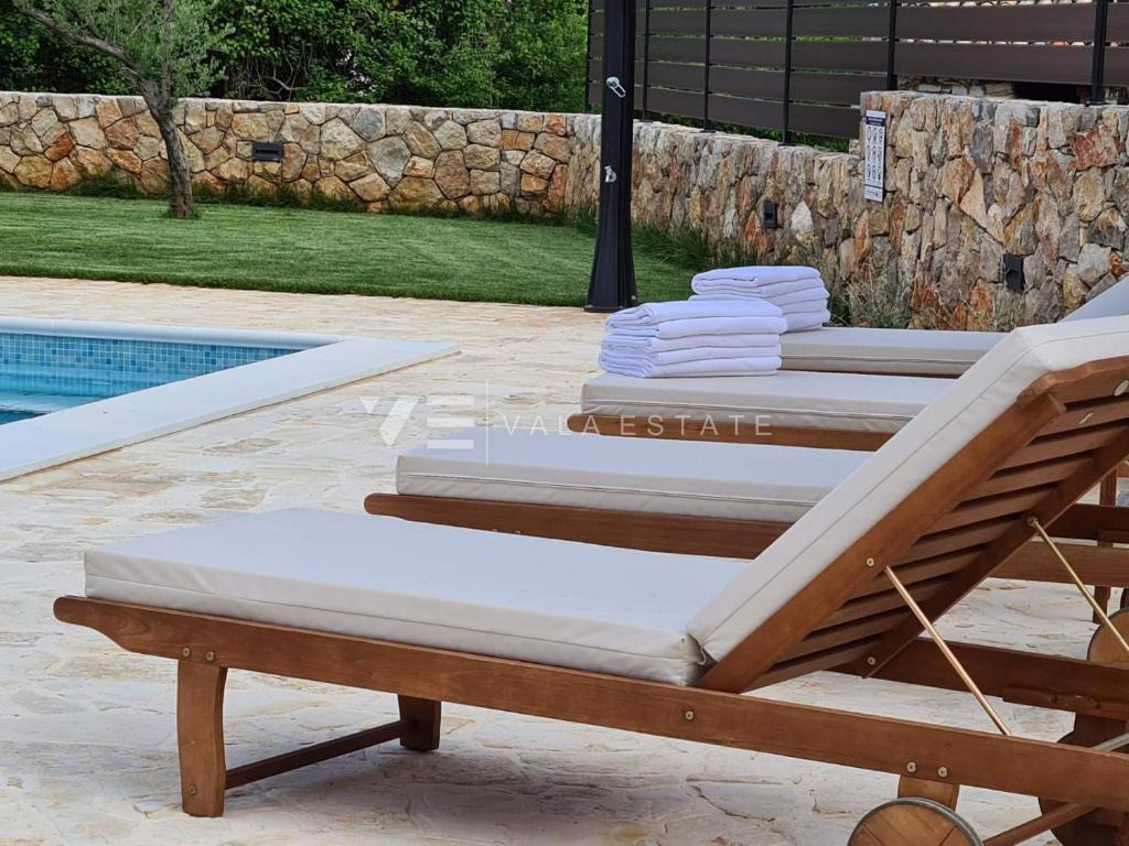 VILLA INDIPENDENTE IN PIETRA CON AMPIO GIARDINO E PISCINA