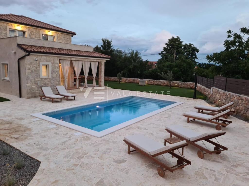 VILLA INDIPENDENTE IN PIETRA CON AMPIO GIARDINO E PISCINA