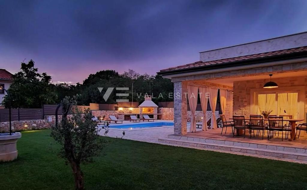 VILLA INDIPENDENTE IN PIETRA CON AMPIO GIARDINO E PISCINA