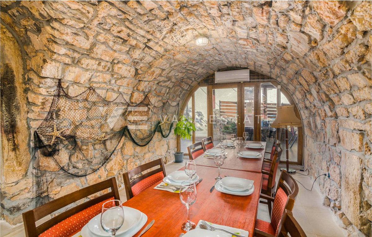 CASA IN PIETRA CON PISCINA E VISTA MARE