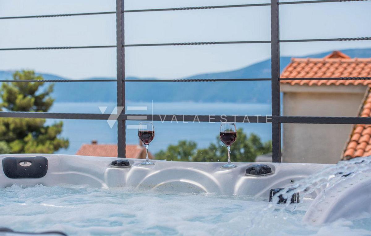 CASA IN PIETRA CON PISCINA E VISTA MARE