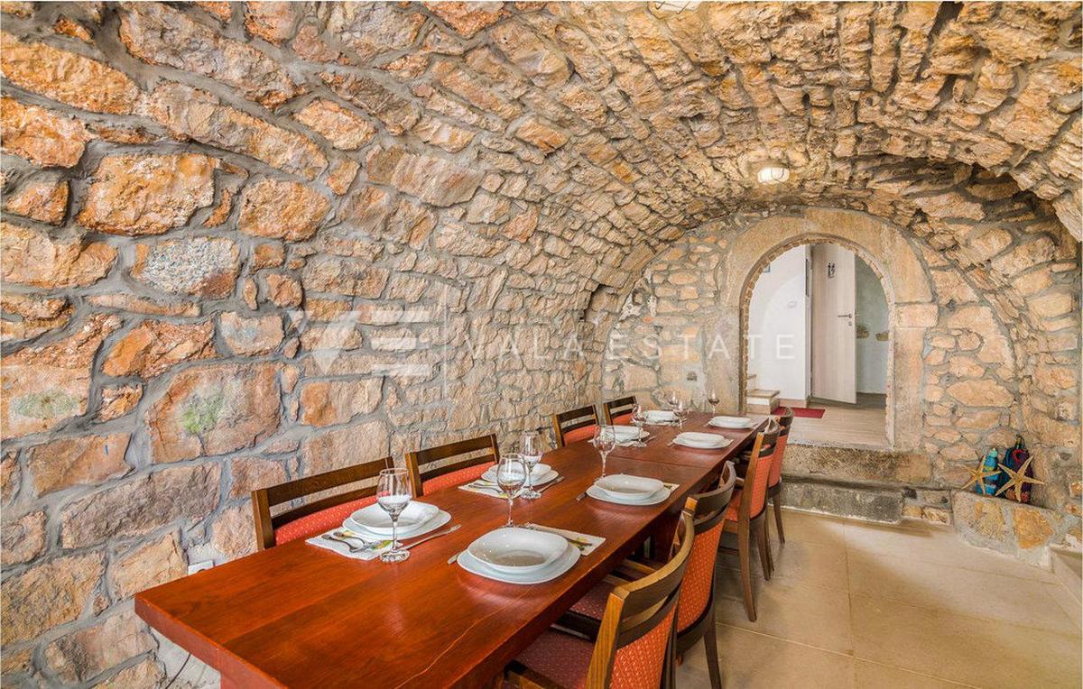 CASA IN PIETRA CON PISCINA E VISTA MARE