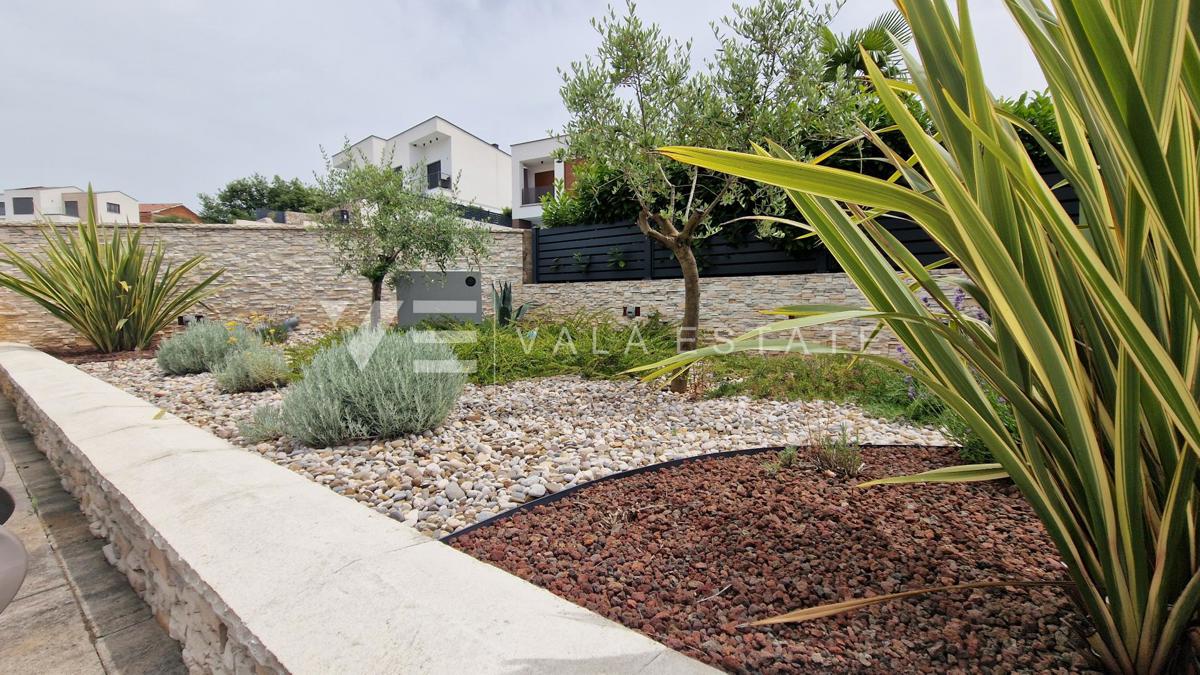 CASA DOPPIA CON PISCINA E GIARDINO