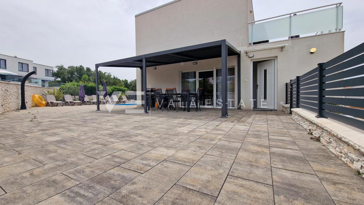 CASA DOPPIA CON PISCINA E GIARDINO