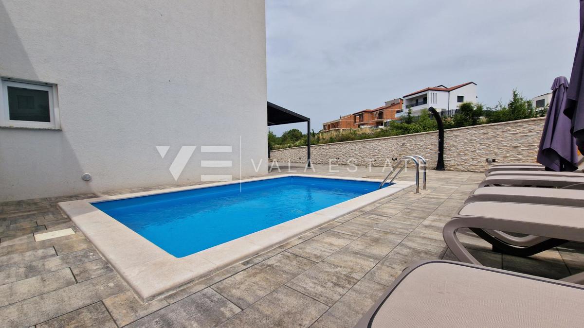 CASA DOPPIA CON PISCINA E GIARDINO