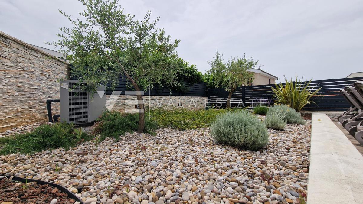 CASA DOPPIA CON PISCINA E GIARDINO