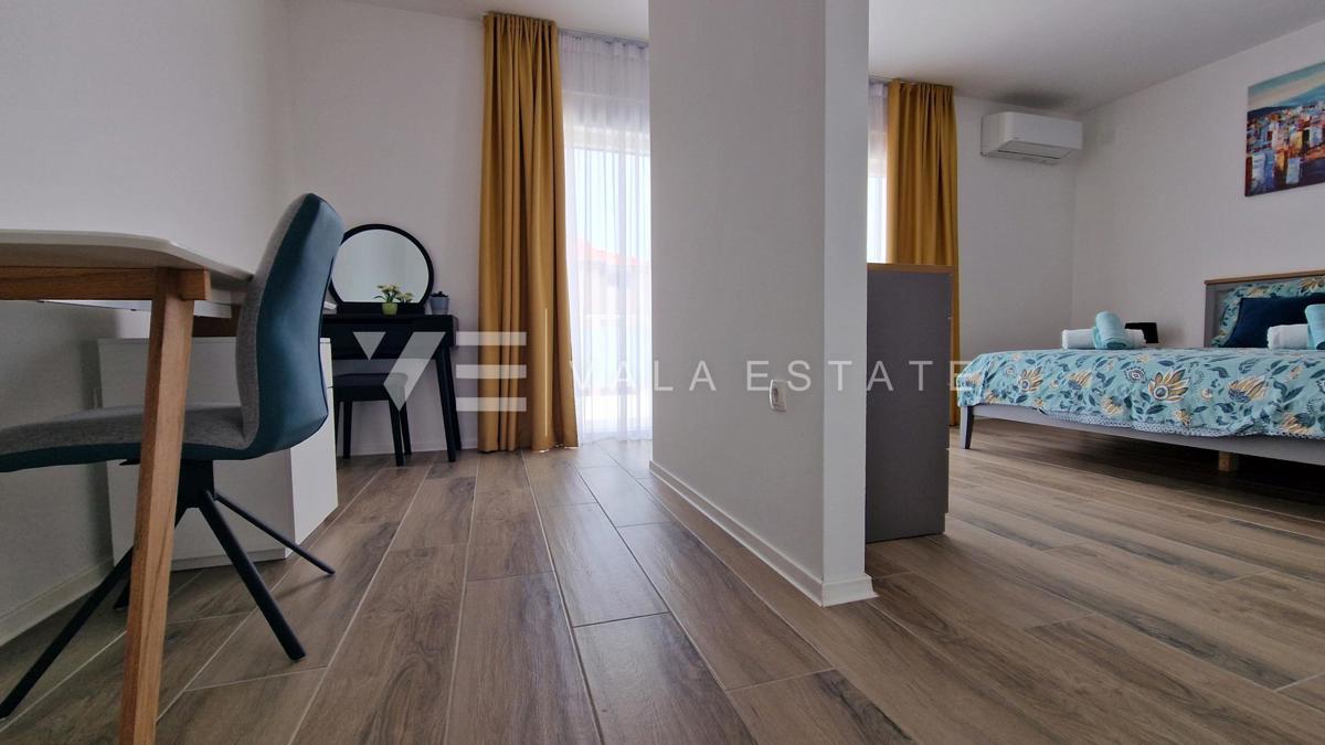 CASA DOPPIA CON PISCINA E GIARDINO