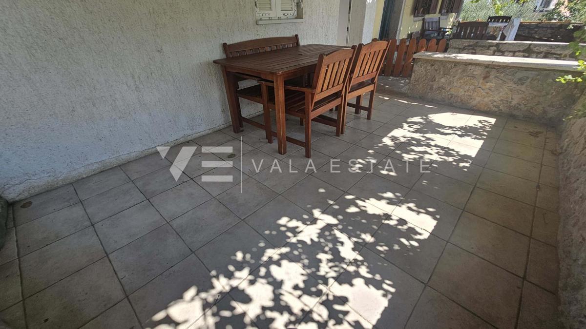 CASA IN PIETRA RISTRUTTURATA CON DUE APPARTAMENTI VICINO AL MARE